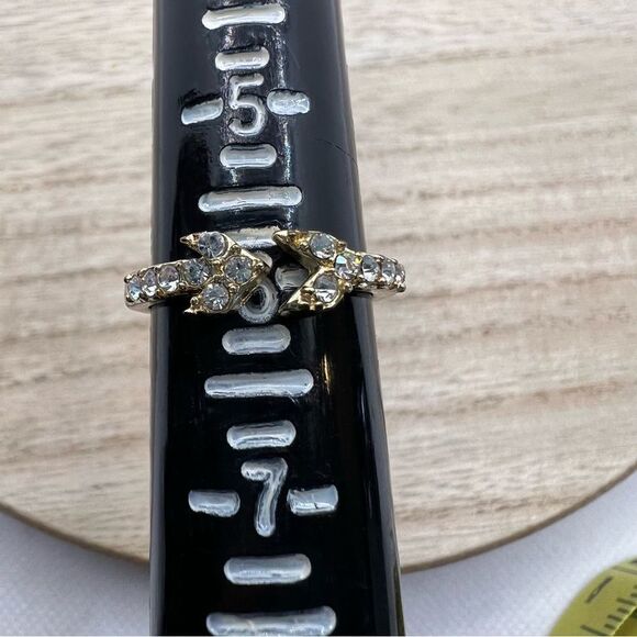 Rhinestone studded arrow gold tone band ring - size 6 - Picture 4 of 5